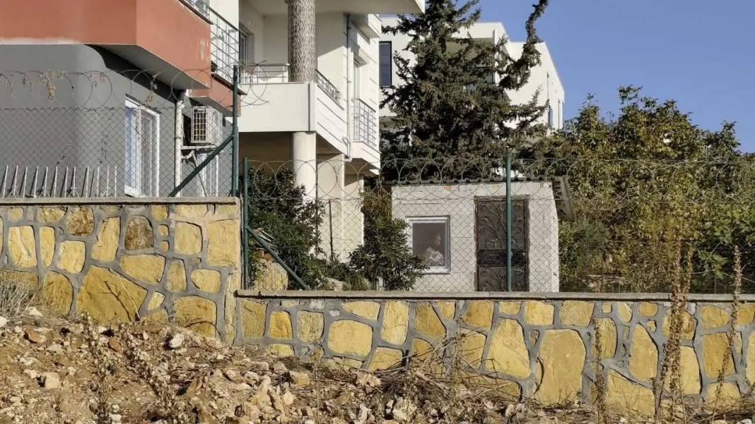 Mersin’de Engelli Ablaya 3 Katlı Evin Bahçesinde Kulübe! 1